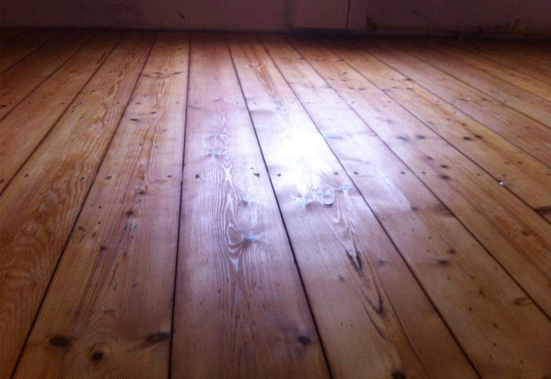 Hotová a nalakovaná nová dřevěná podlaha